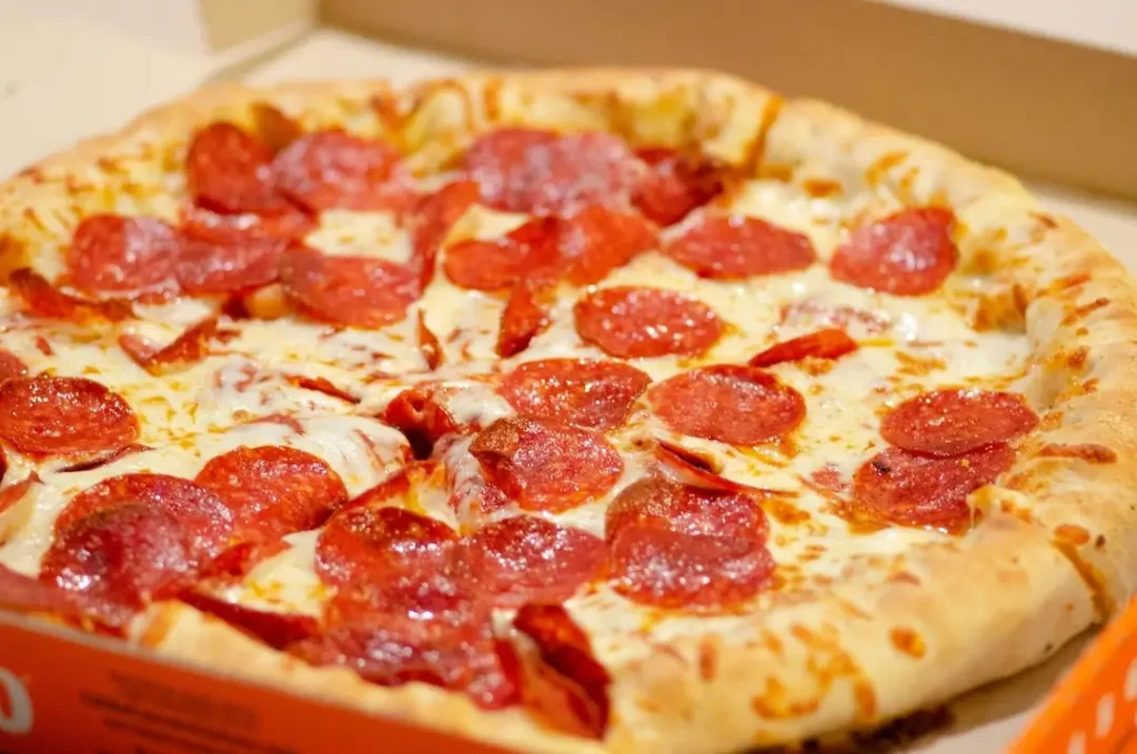 Receta-pizza-de-pepperoni-1024x679 (1) Pizza peperoni+bebida 1.5LT - Imagen 1
